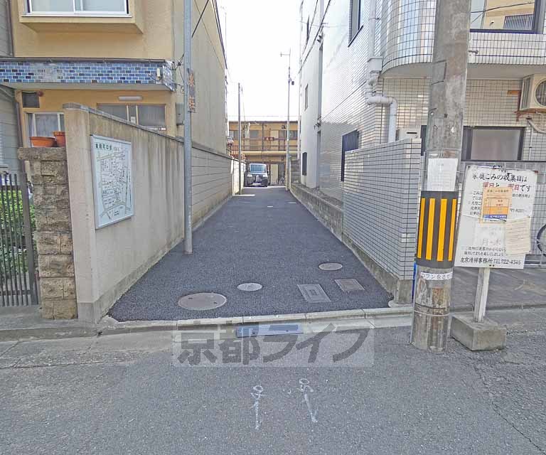 【京都市左京区吉田泉殿町のアパートのエントランス】