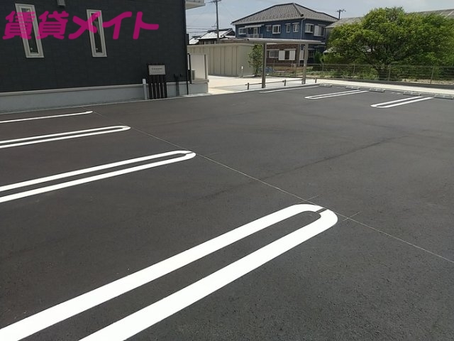 【グランクレストの駐車場】