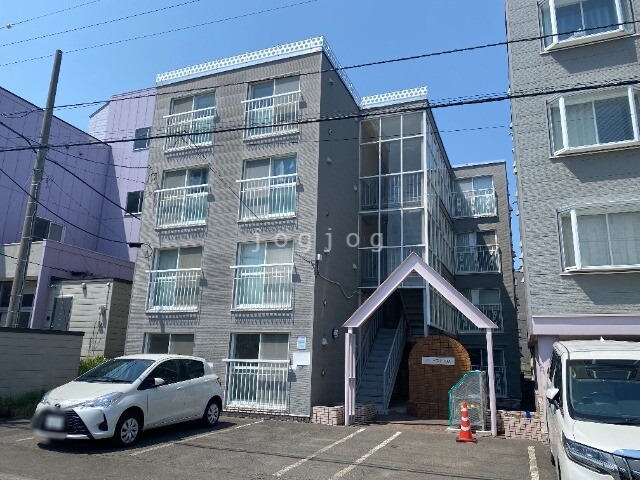 札幌市白石区栄通のマンションの建物外観