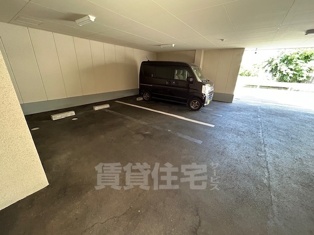 【高槻市古曽部町のマンションの駐車場】