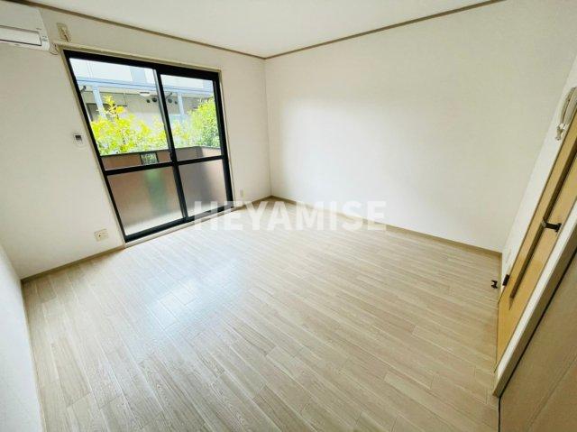 居室・リビング　※反転タイプのお部屋写真です。現況を優先します※