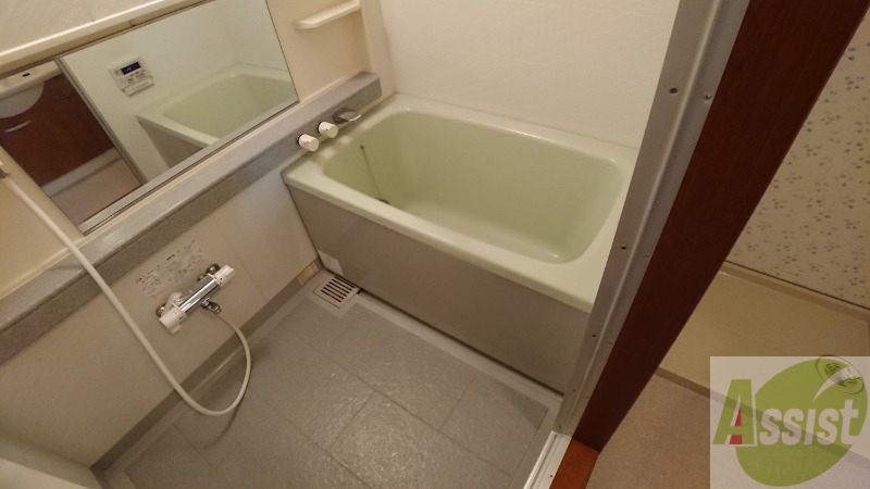 バス・シャワールーム　バスルームはこちらです。広々としてゆったり休めます。