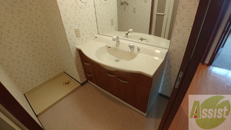 洗面設備　洗面台。朝の身支度はここでばっちり決めましょう。