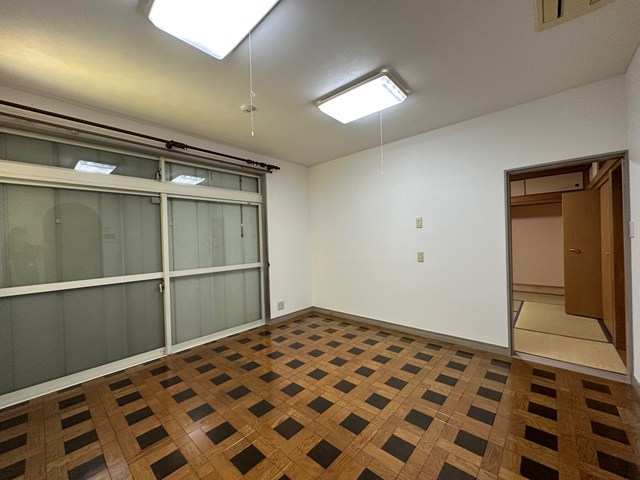 居室・リビング　1階・南西向き洋室8帖☆専用庭に繋がる二面採光のお部屋です！