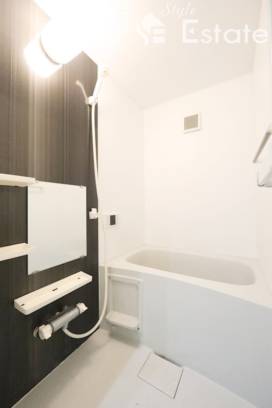 バス・シャワールーム　バスルーム　追い焚き機能付き　※同施工会社モデルルーム写真