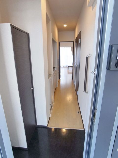 玄関　♪玄関土間部分は黒くてシックな印象♪