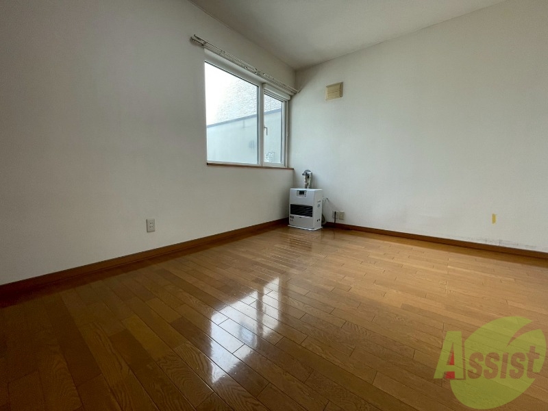 その他部屋・スペース　こちらのお部屋は光が差し込む、温かみのあるお部屋です。