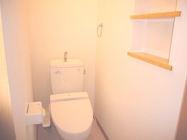 トイレ　反転タイプのお部屋です。