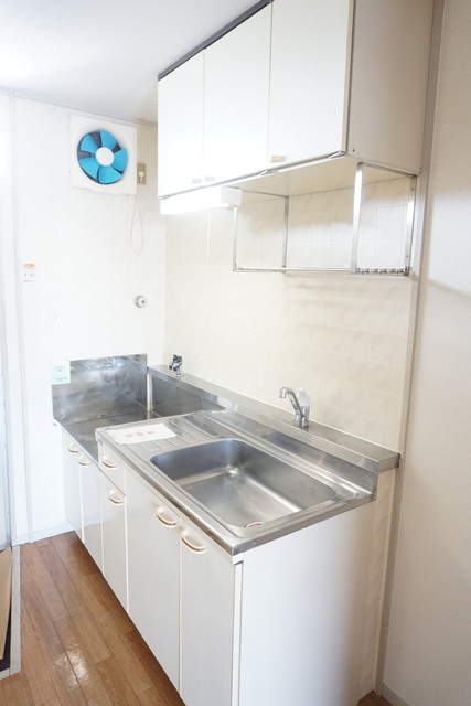 キッチン　キッチンには便利な吊戸棚収納がついています