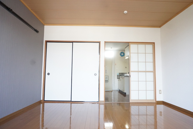 居室・リビング　ネイビーのアクセントクロスがお洒落な洋室８帖です