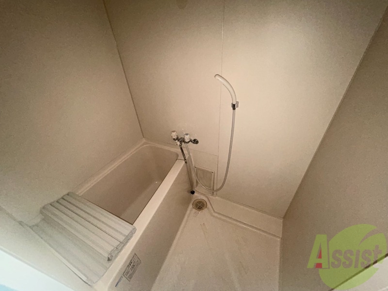 バス・シャワールーム　浴槽があるためゆっくり湯舟に浸かることが出来ます。