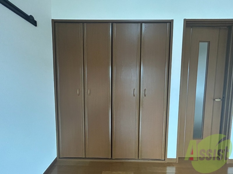 収納　丈の長いコートなども掛けることができるクローゼットです。