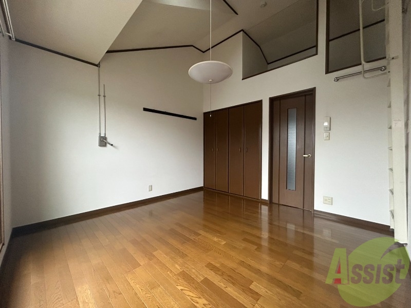 居室・リビング　ロフトがあり天井が高く開放感のあるお部屋です。