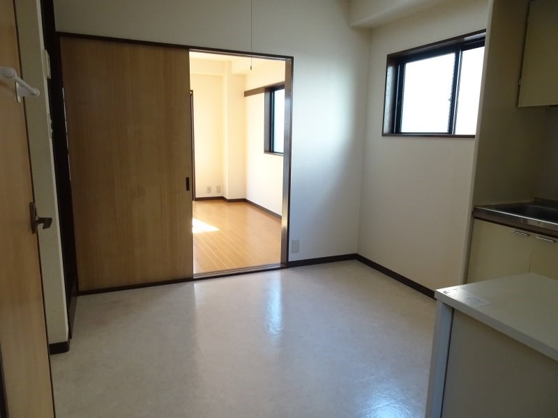 居室・リビング　ダイニングだけで6帖あります