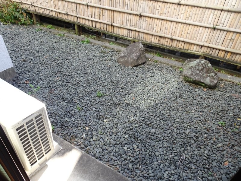 バルコニー　テラスは砂利敷で清潔感があります
