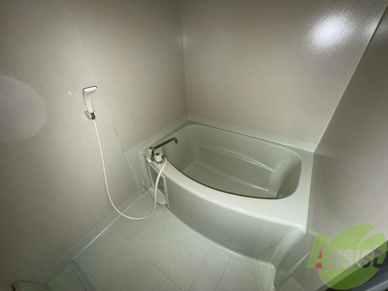 バス・シャワールーム　浴室はこちらです。肩まで浸かることができそうな深さですね。