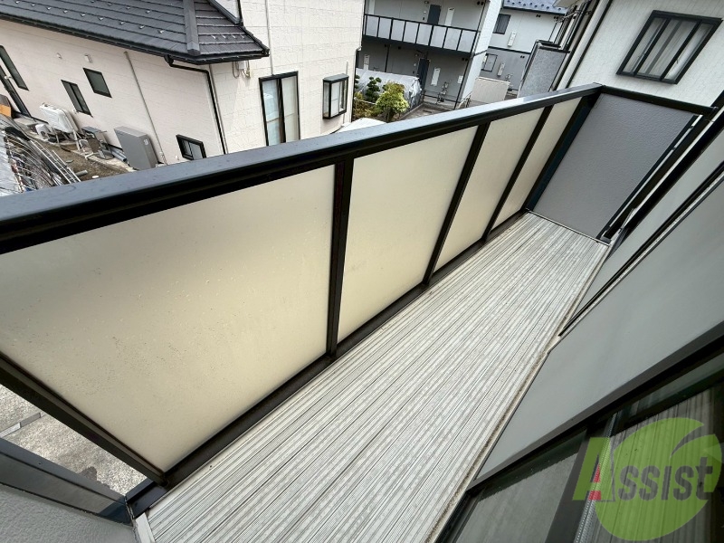 バルコニー　バルコニーはコチラです。長さも幅もちょうどいい広さですね。