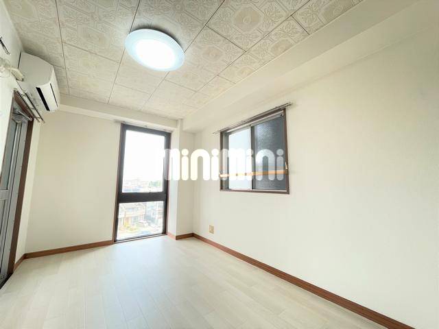 居室・リビング　角部屋。３面に窓あり。