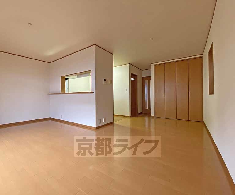 居室・リビング　自然豊かなエリアの戸建て風のメゾネット物件です。１棟に...