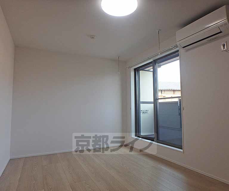 居室・リビング　大きな窓のある居室です。