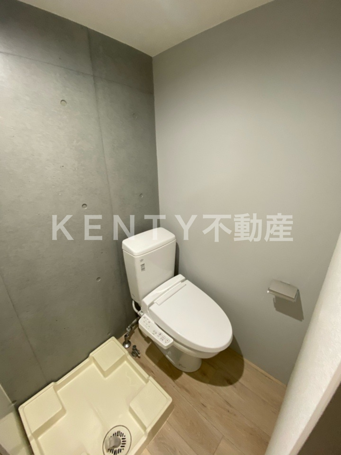 トイレ　落ち着いた色調のトイレです