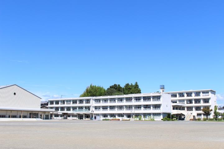 小学校　菊川市立六郷小学校（小学校）まで346m