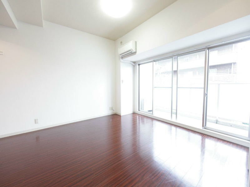 バルコニー　洋室18帖　バルコニー　エアコン完備