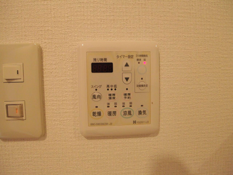 その他設備　浴室暖房乾燥機付き