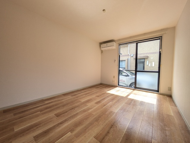 居室・リビング　★２面採光・７．２帖の洋室です★