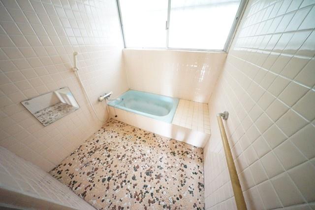 バス・シャワールーム　浴槽も十分な広さでゆったり