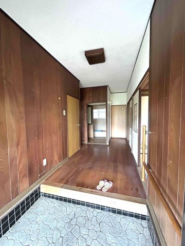 玄関　玄関から綺麗な太陽の日が差します