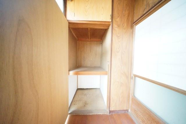 収納　廊下にも収納スペースがあります