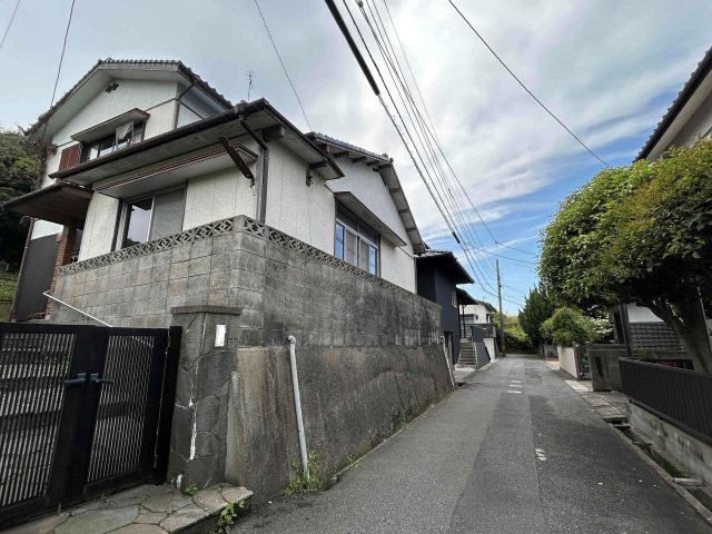 建物外観　高台の上に位置して日当たり良好