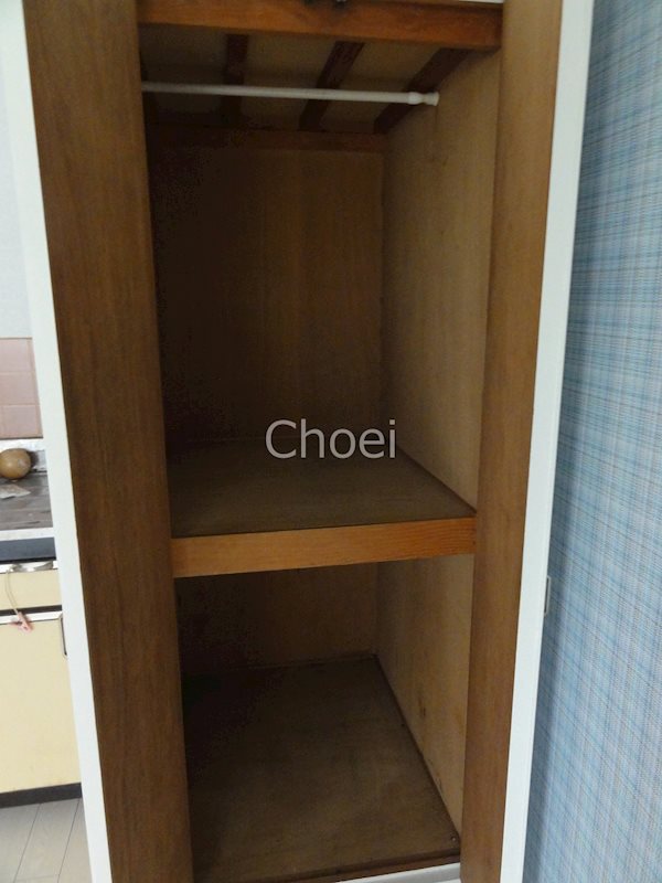 収納　服掛けポール二本つきで奥行きがあります！