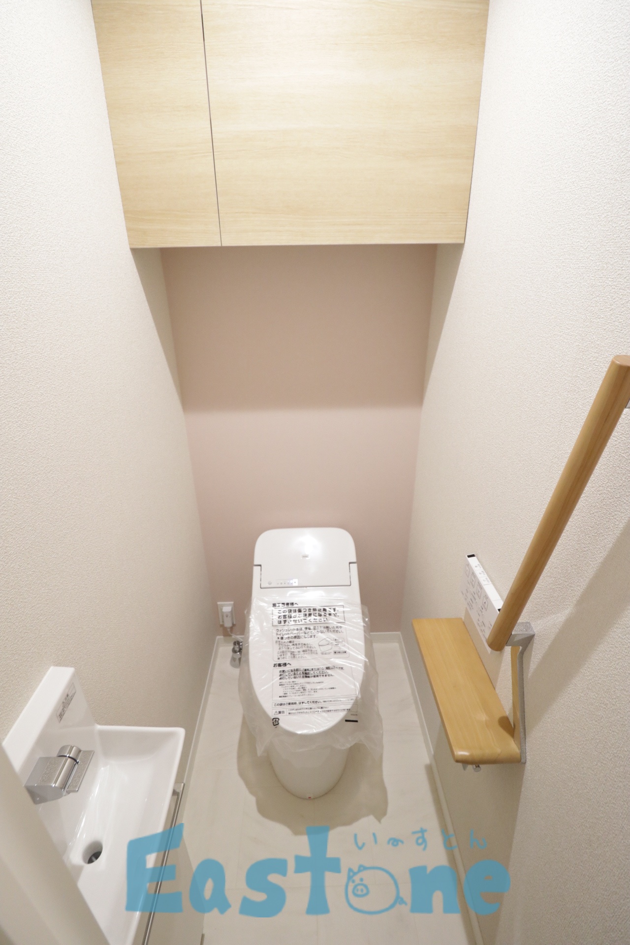 トイレ　手すり、棚付きと気遣い◎