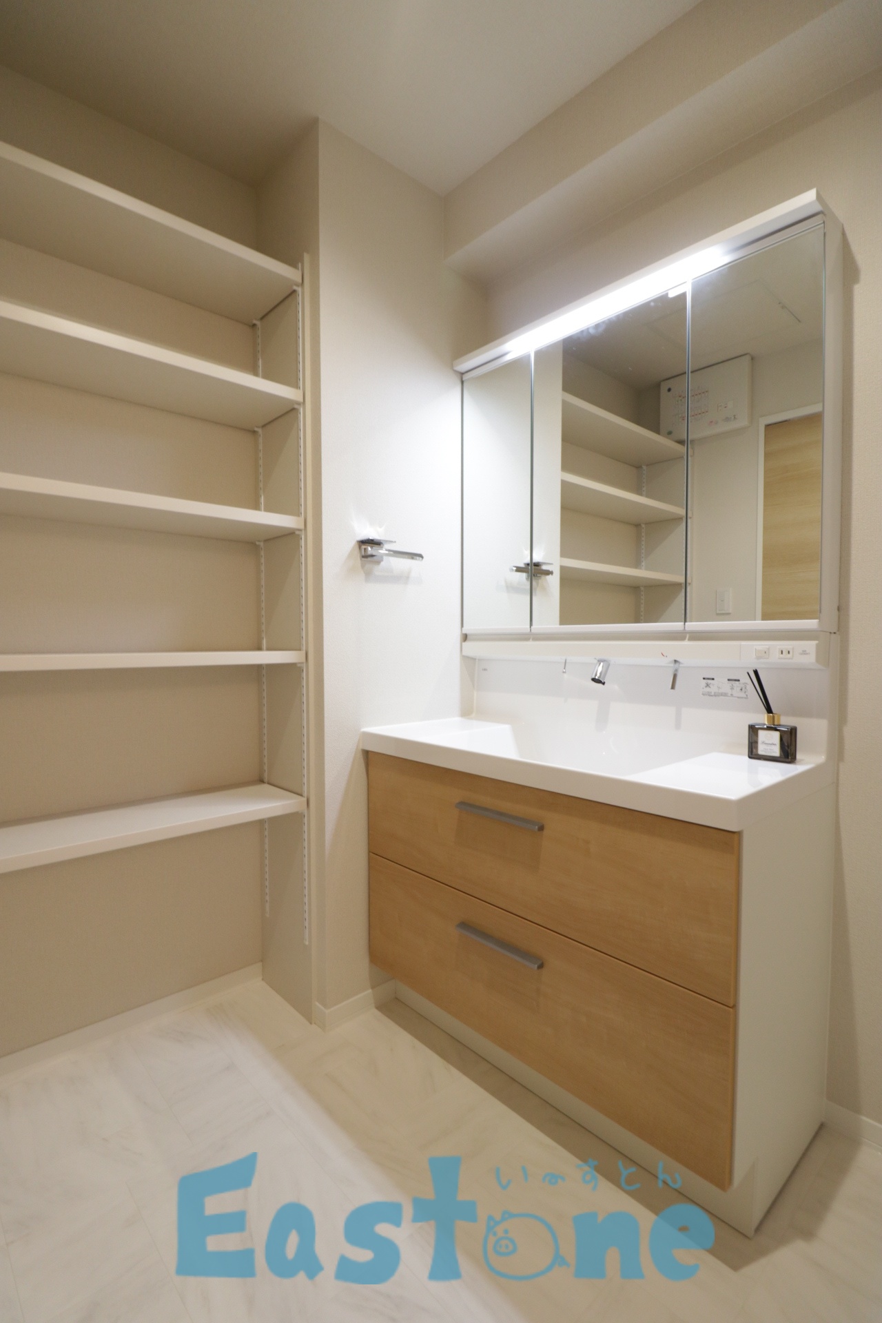 洗面設備　ワイドな洗面台と収納もあります！