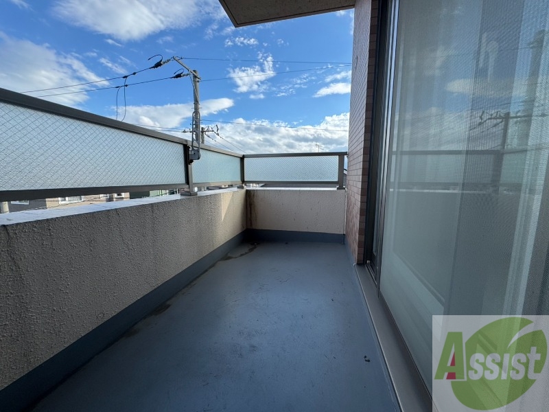 バルコニー　バルコニーは幅があり、広い印象を受けました。