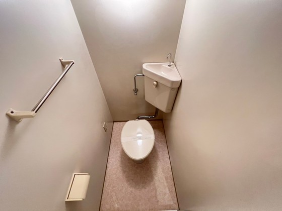 トイレ　※別号室の写真となります