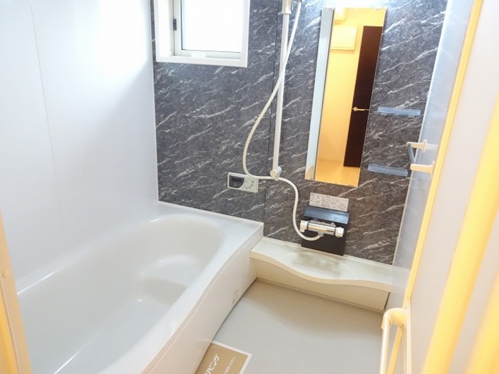 バス・シャワールーム　追い焚き給湯式浴室