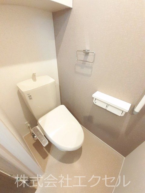 トイレ　温水洗浄便座です。