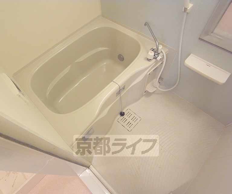 バス・シャワールーム　清潔感のあるバスルームです。