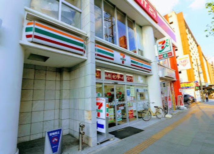 コンビニ　セブンイレブン黒川駅前店（コンビニ）まで550m