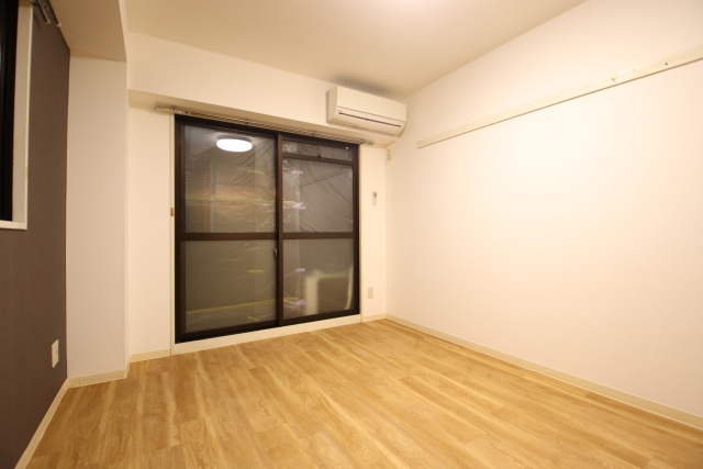 居室・リビング　※別号室の写真のため、現状優先となります。