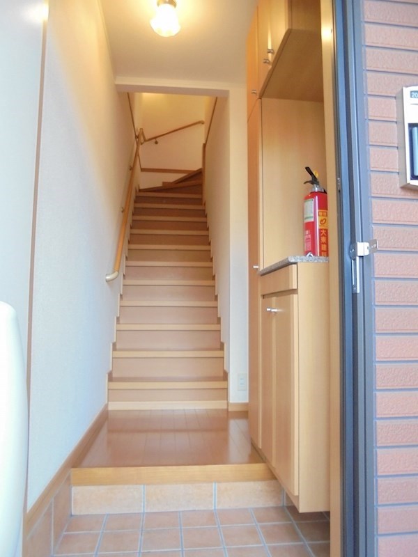 玄関　写真は202号室です（参考）