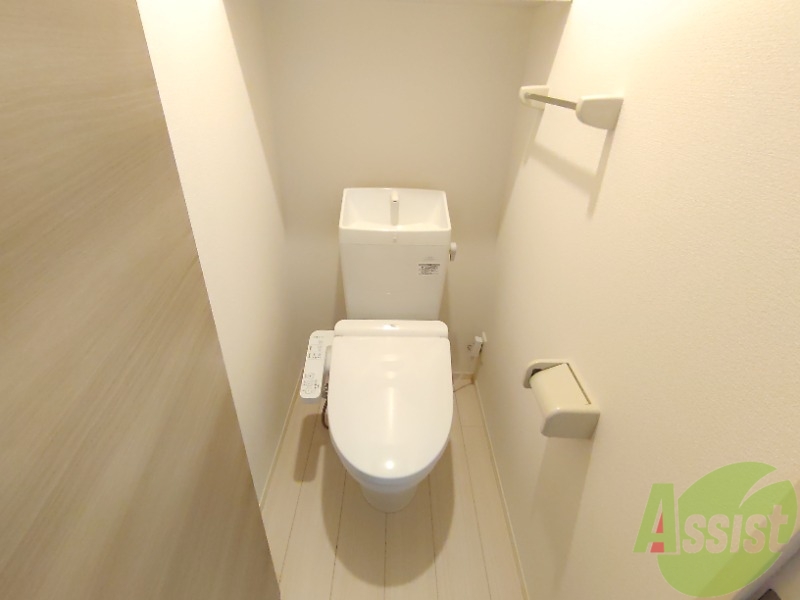 トイレ　温水洗浄便座なので快適に使用できそうですね。