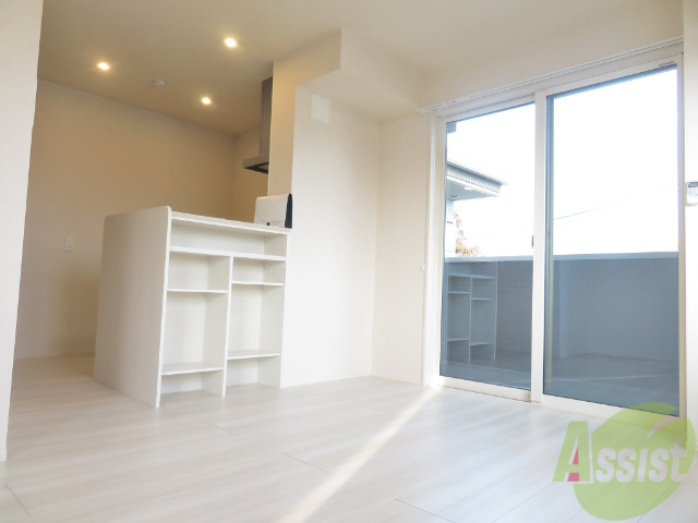 居室・リビング　こちらは綺麗なフローリングのお部屋ですね