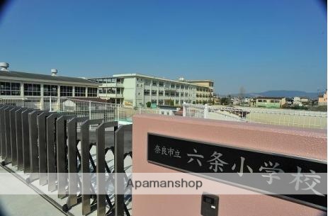 小学校　六条小学校（小学校）まで608m