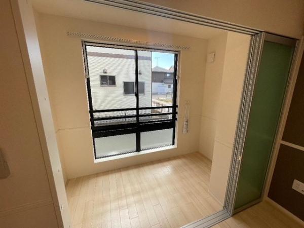 バルコニー　日当たり良好のサンルームで洗濯物は外に出さずに干せます。