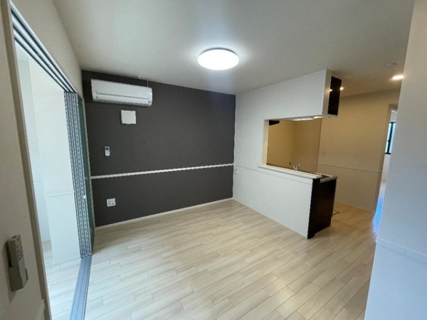 居室・リビング　色の違う壁紙がアクセントになっています！