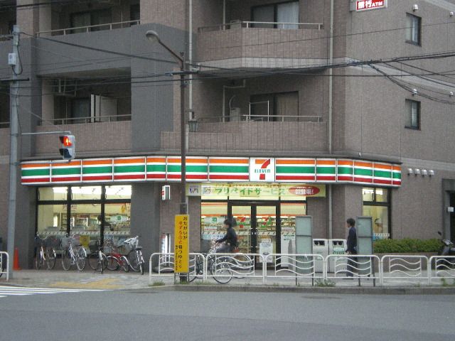 コンビニ　セブンイレブン（コンビニ）まで180m